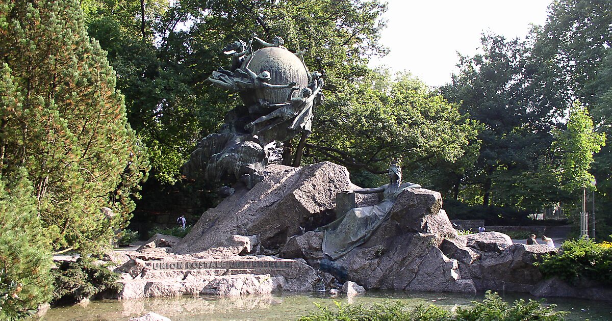 Weltpostdenkmal in Rotes Quartier, Bern, Schweiz/Suisse/Svizzera/Svizra