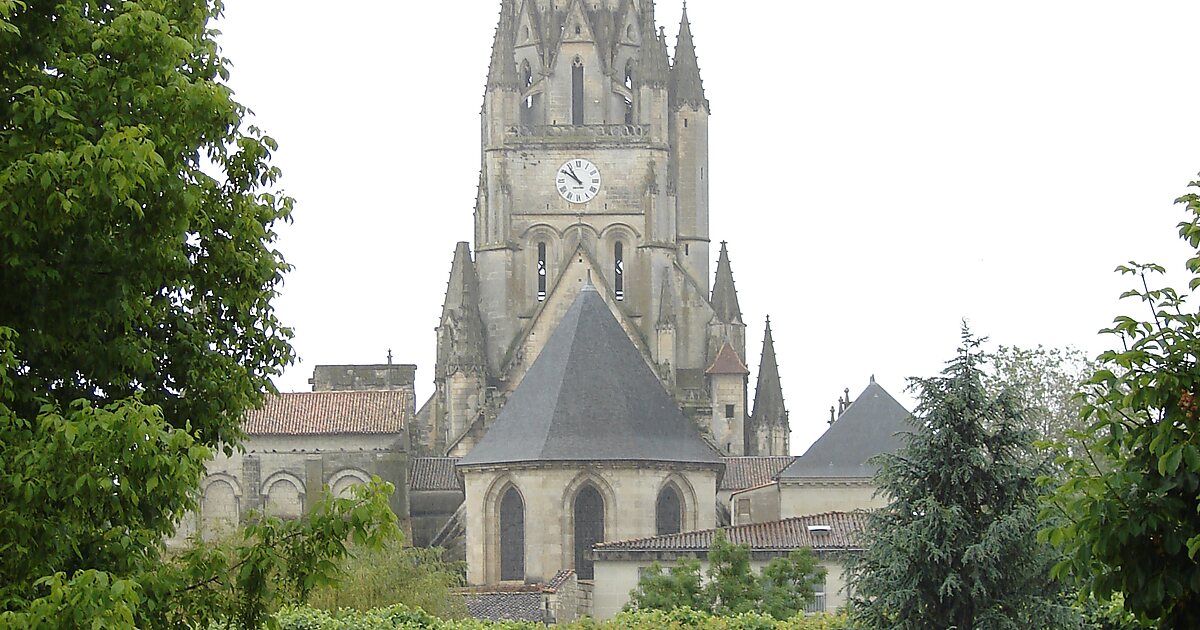 Saintes Cathedral in Saintes | Tripomatic