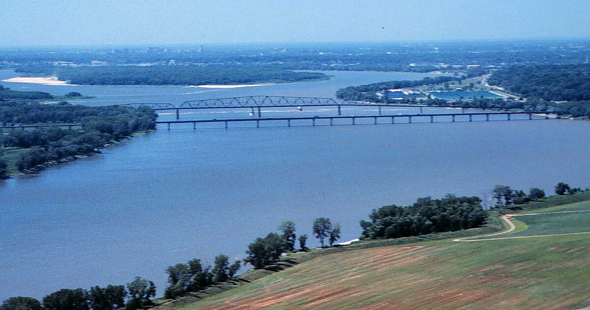 Миссисипи и залив. Река Миссисипи. Миссисипи-Миссури – 6420 км. Мост через Миссисипи в новом Орлеане. Река миссисипи течет в направлении