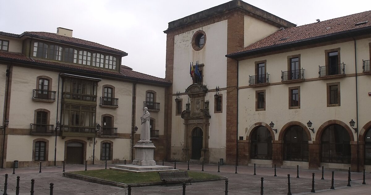monumento-a-fray-benito-feijoo-en-oviedo-uvi-u-espa-a-tripomatic