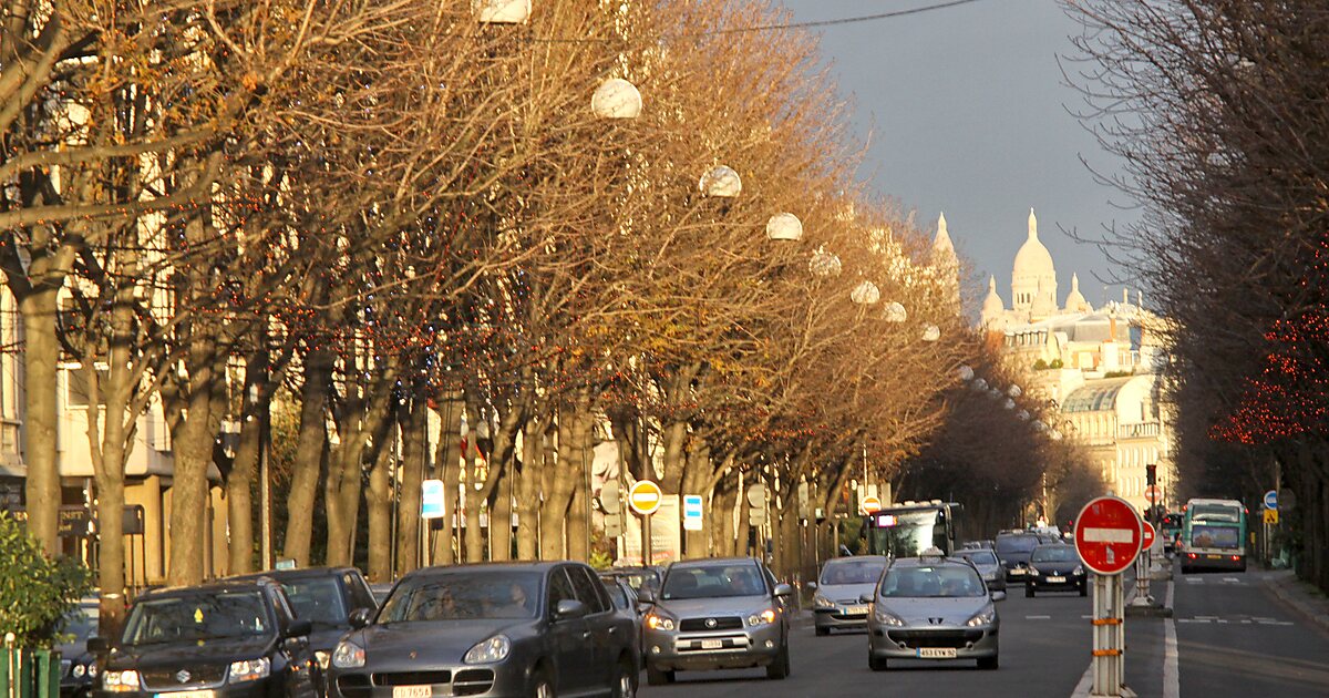 Avenue Montaigne - Paris (France), Avenue Montaigne 04/12/2…