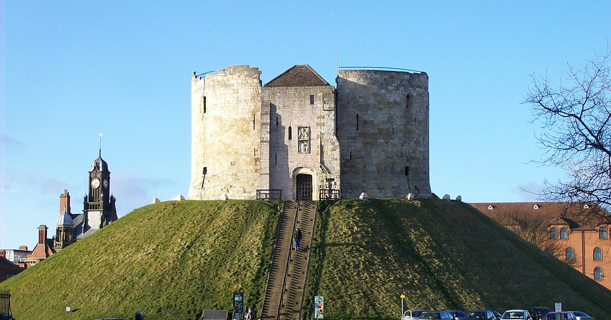 York castle. Башня Клиффорда Йорк. Крепость Клиффордс Йорк Англия. Йоркский замок Йоркшир. Замок Йорк в Англии.