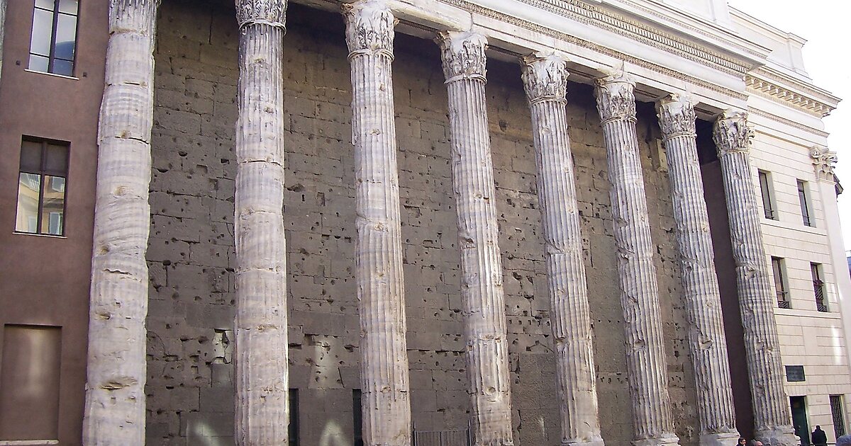 Lugar secreto en Roma 👉🏻 Templo de Adriano 🏛️✨ . En pleno