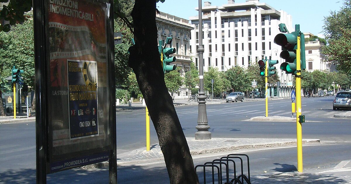 Via set. Сквер кола. площадь кола. площадь колы. via cola di rienzo milano какой это район и как выглядит.