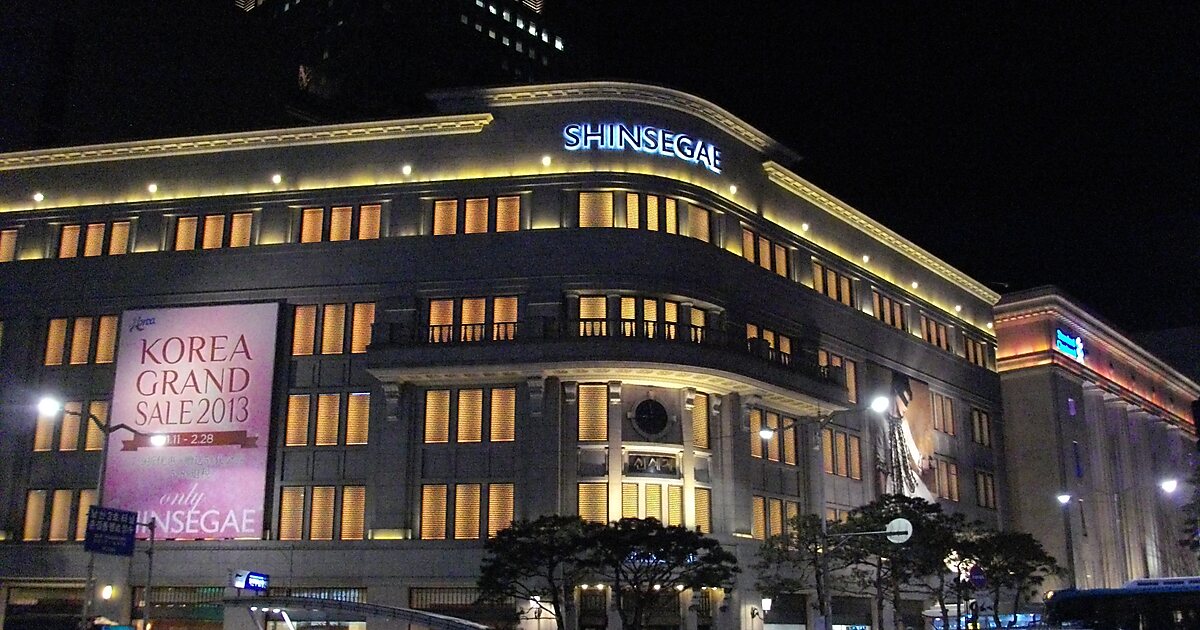 Shinsegae Department Store in Jongno District, Seoul, South Korea ...