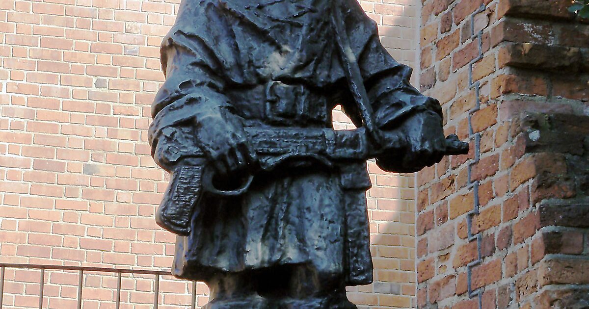 Statue of the Little Insurgent in Śródmieście, Warsaw, Polska | Sygic