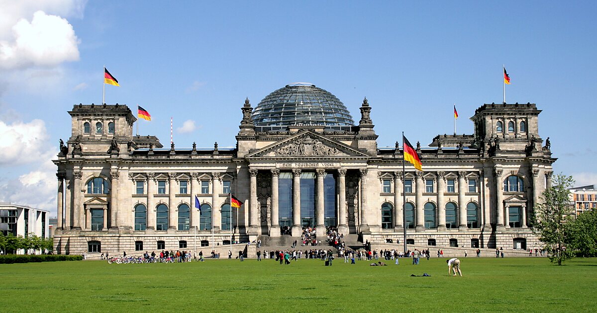 Reichstag Building in Mitte, Berlin, Deutschland | Tripomatic