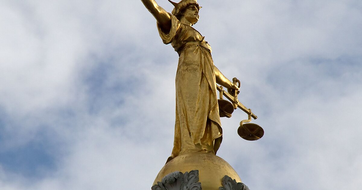 Олд бейли. Статуя Центральный Уголовный суд, Олд Бейли, Лондон, Англия. Старина Бейли. Statue of Justice, Central Criminal Court, London, uk.