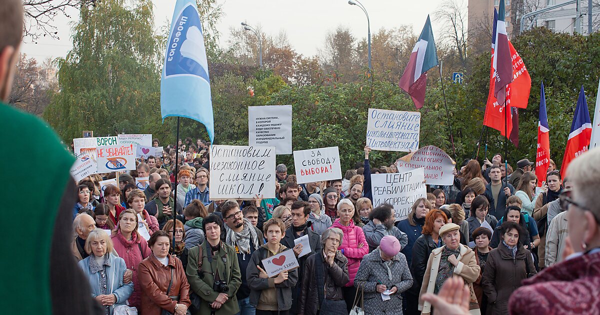 Школа протеста. Протесты в школе. Протесты против насилия. Задержания школьников на митинге. Протест учеников против школы.