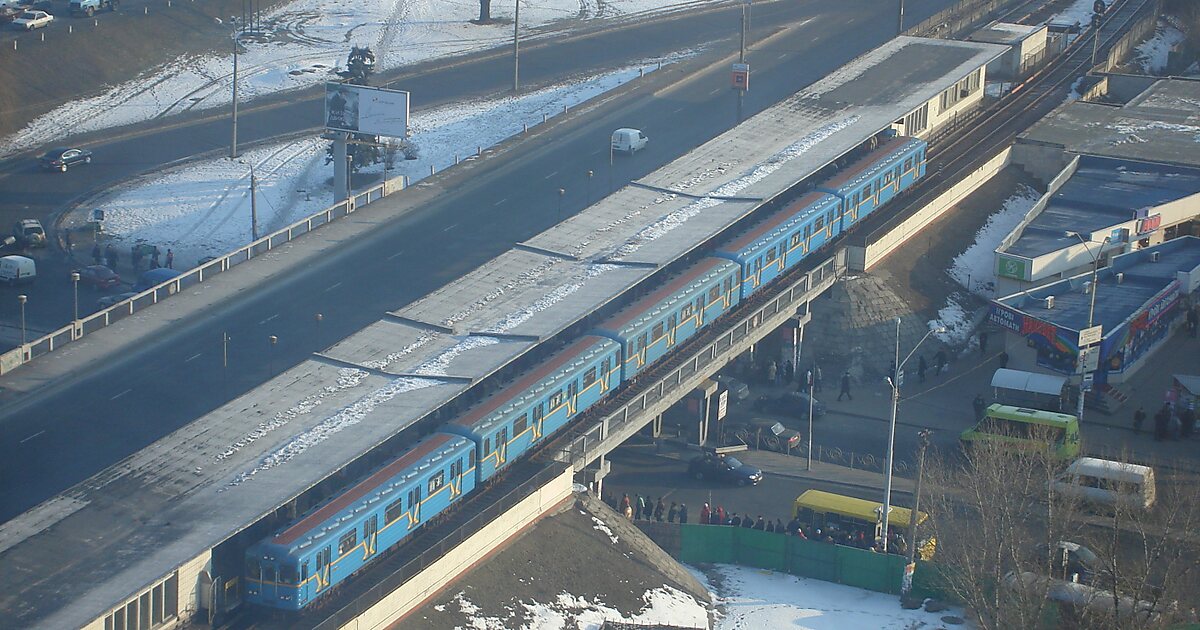 Метро левобережная. Киевский метрополитен Гидропарк. Метро Левобережная Киев. Гидропарк (станция метро). Левобережная (станция метро).