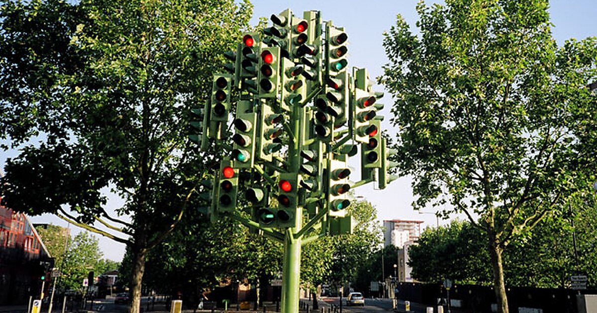 Tree london. Traffic Light Tree Лондон. Светофорное дерево в Лондоне. Памятник светофору в Лондоне. Светофорное дерево (Лондон, Великобритания).