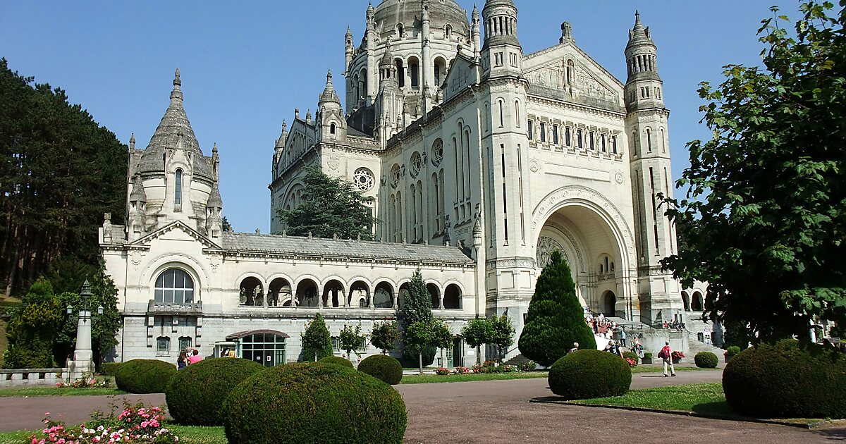Chiesa Di Santa Teresa Di Lisieux Basílica de Santa Teresa de Lisieux en Lisieux, Francia | Sygic Travel