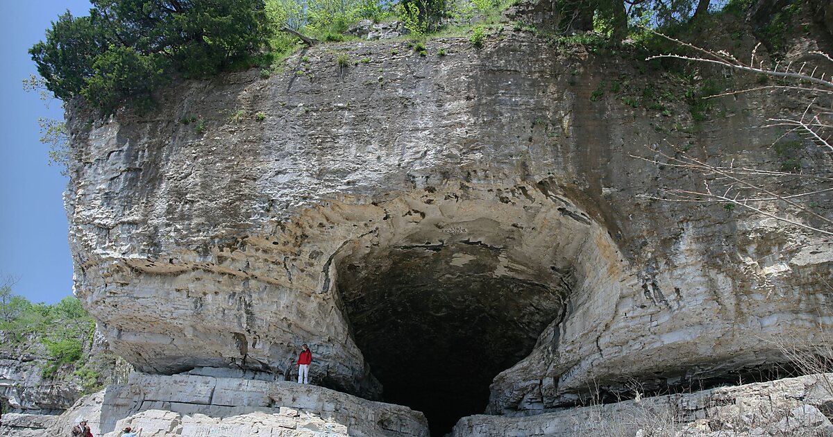 in cave in rock state park        
        <figure class=