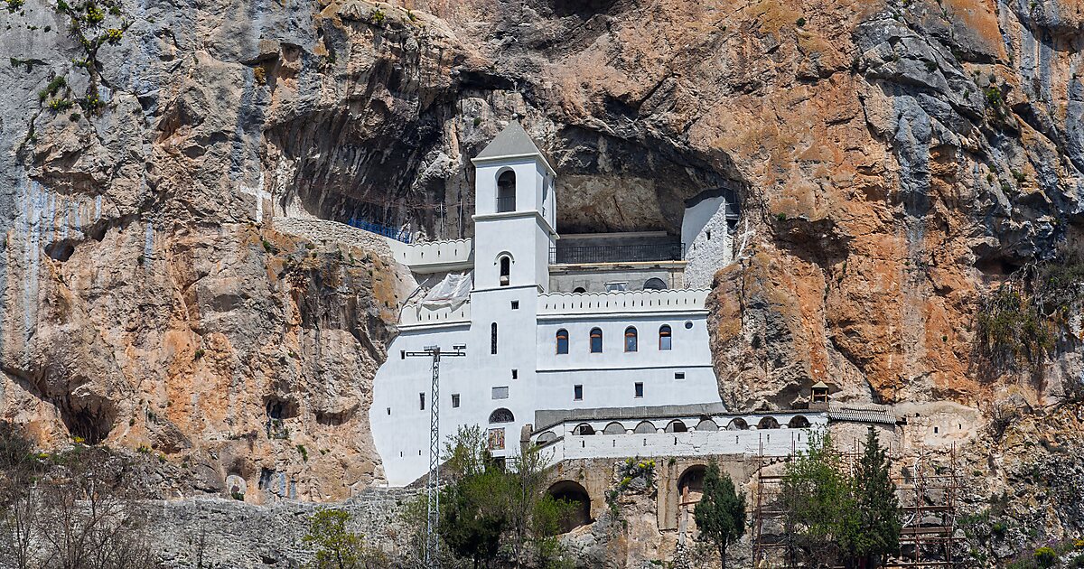 Monasterio de Ostrog en Municipio de Danilovgrad, Montenegro | Tripomatic