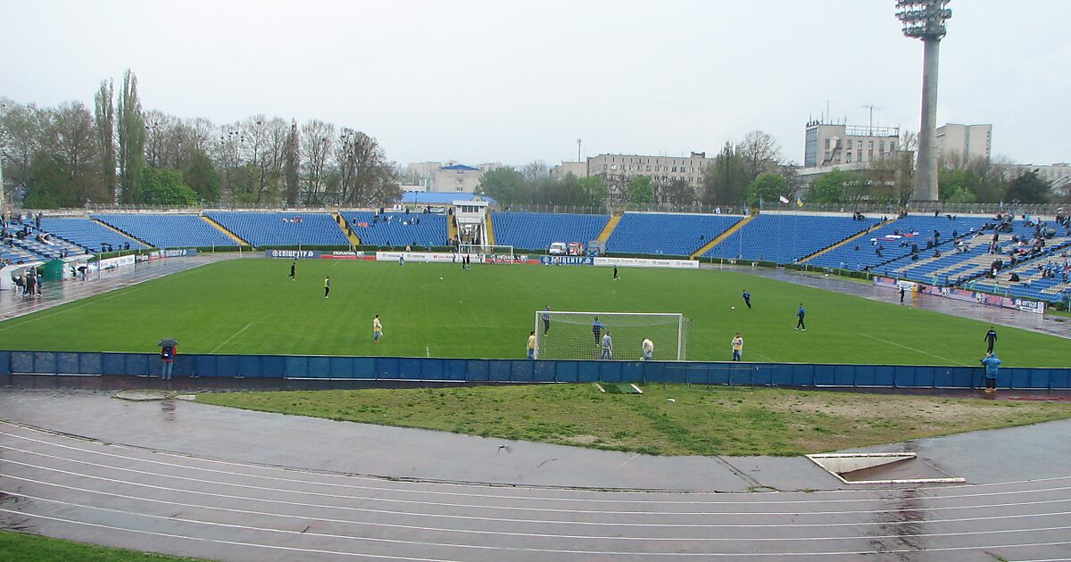 Спорткомплекс симферополь. Стадион Локомотив Симферополь. Поле Локомотив Симферополь. Спортивные объекты города Симферополя. Симферополь ул Майская стадион.