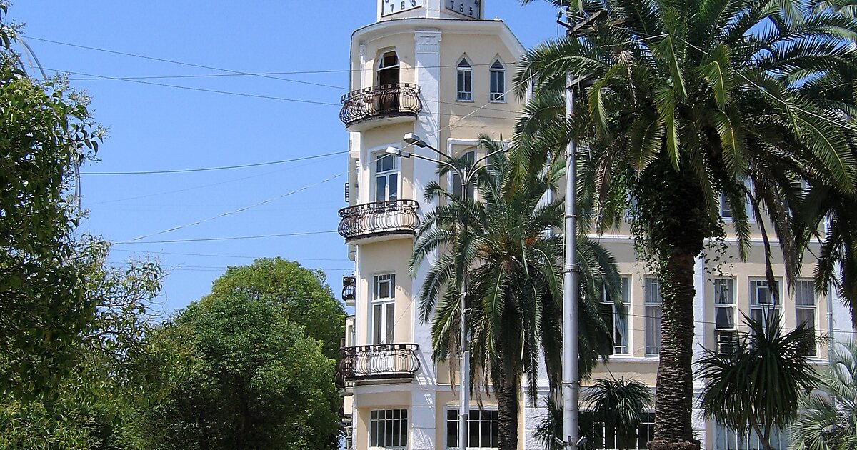 Сухуми грузия. Абазинская улица сухум. Время в абхазии сейчас сухум. Время в абхазии сейчас сухум. Сухум фонтан с грифонами.