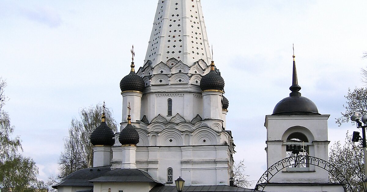 Храм южное медведково. Храм в Медведково Покрова Богородицы. Храм Покрова Пресвятой Богородицы в Медведкове. Покровская Церковь в Медведково. Церковь Покрова в Медведкове. Москва. 1640 Год..