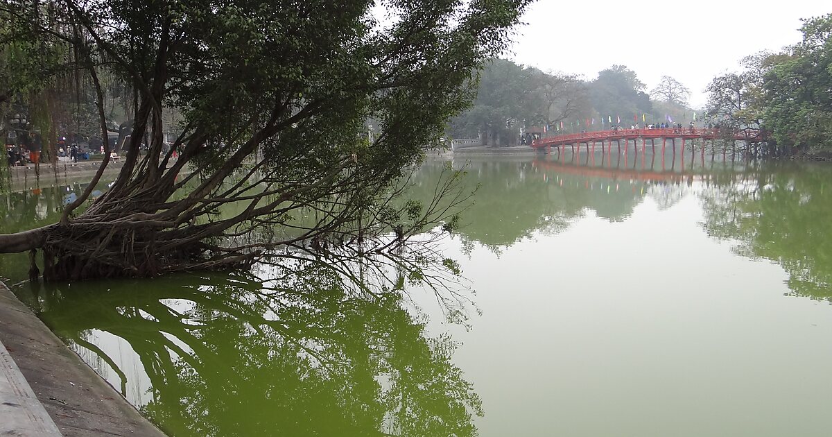 Хоанкьем Ханой. Озеро Хоанкьем. Бомбер в озере в Ханое. Вьетнам Ханой загрязнение.