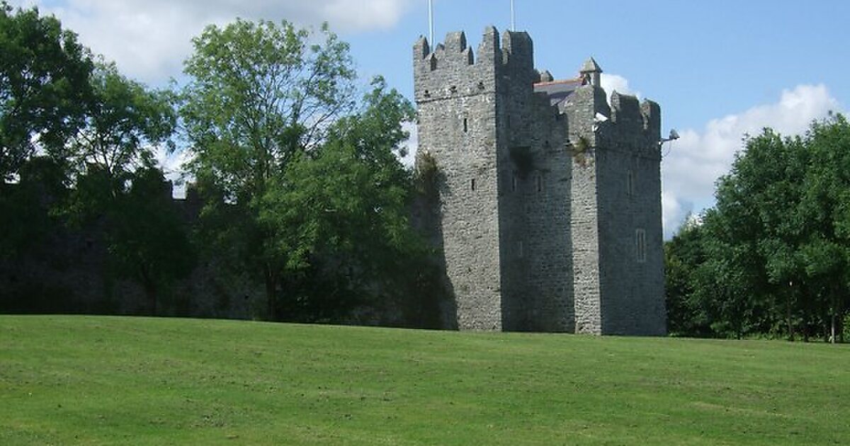 Замок мечей. Меч в замке. Swords Ireland. Winsdor Castle facts.