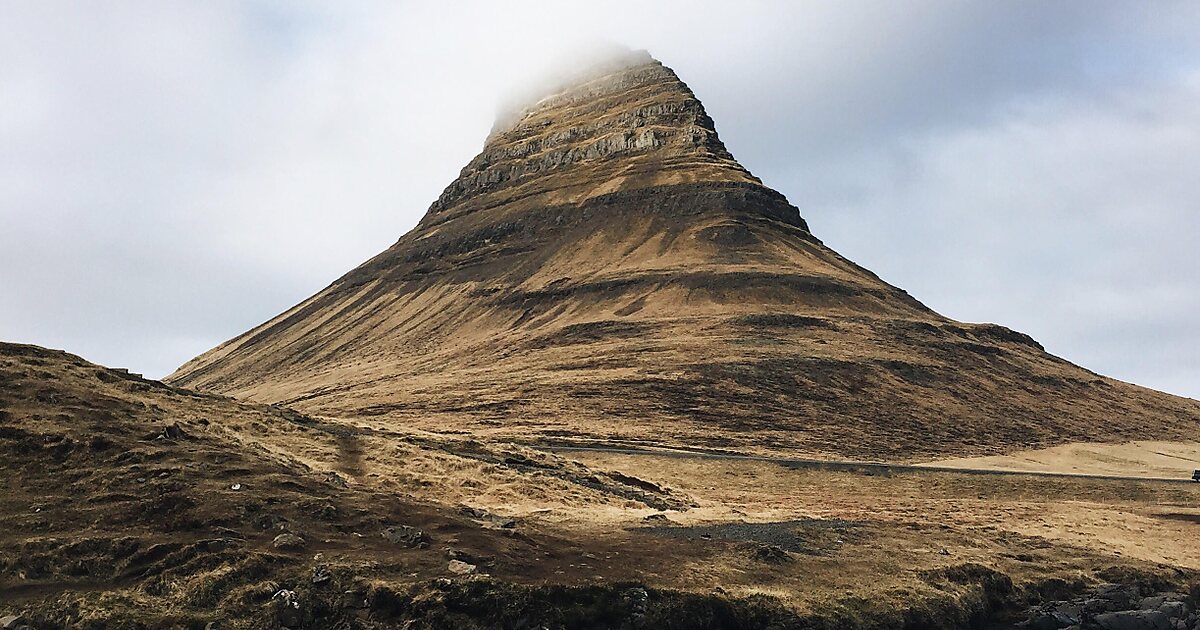 Montanha Kirkjufell em Grundarfjörður, Islândia | Tripomatic