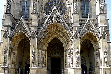 holy places to visit in paris