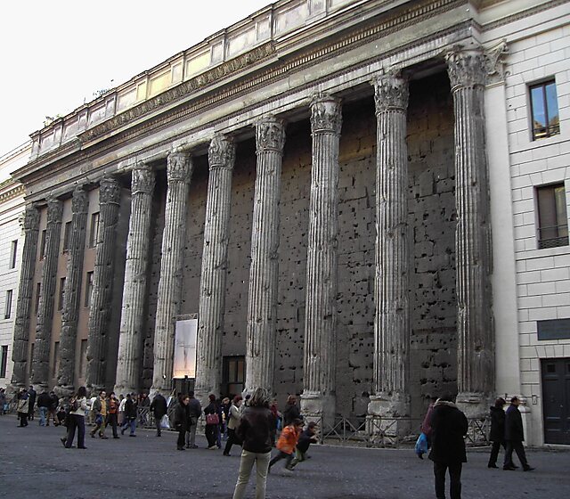 Lugar secreto en Roma 👉🏻 Templo de Adriano 🏛️✨ . En pleno