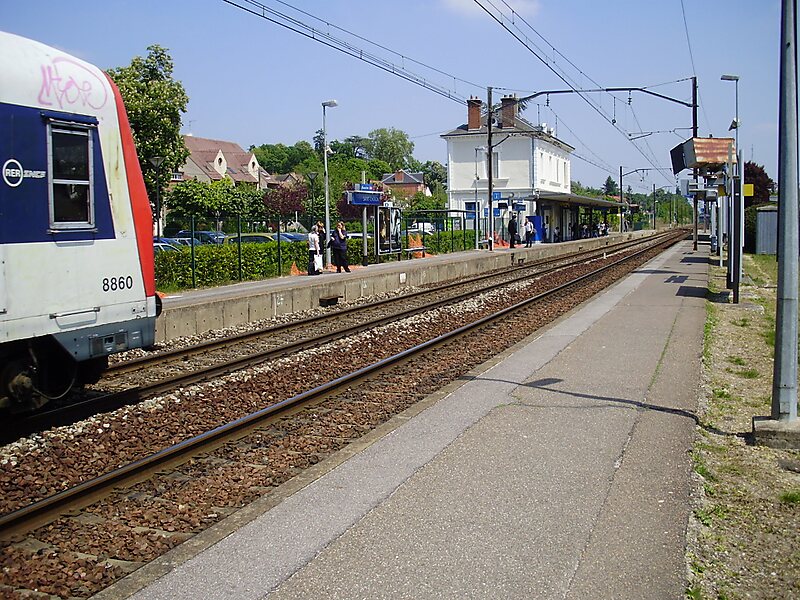 Gare de Saint-Chéron in Saint-Chéron, Franciaország ...