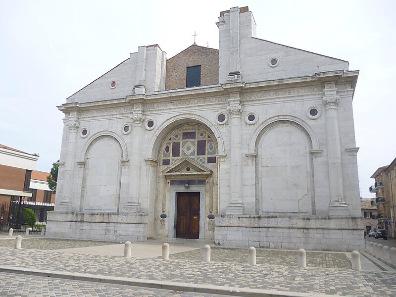 Templo Malatestiano en Rímini, Italia | Tripomatic