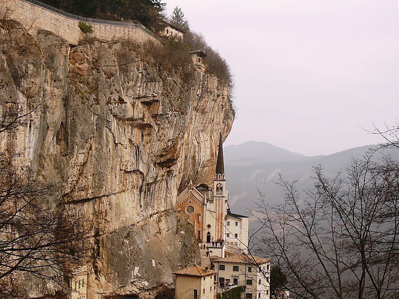 Santuario Madonna Della Corona In Spiazzi Italien Sygic Travel