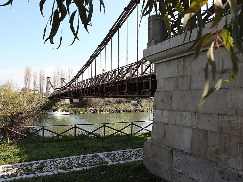 Risultati immagini per il ponte sospeso sul garigliano