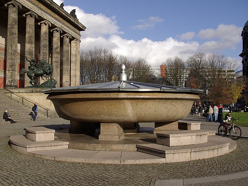 Гранитная чаша в Люстгартене