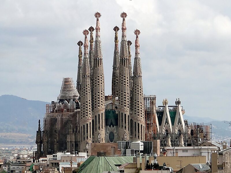 singles de sagrada familia barcelona spain church