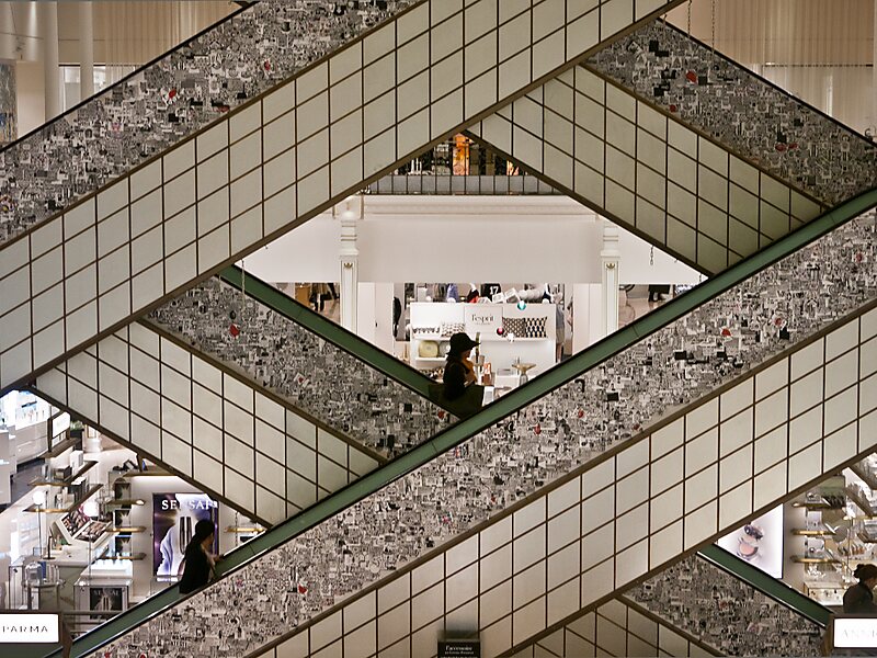 GUIDE TO LE BON MARCHE LARGE DEPARTMENT STORE IN PARIS