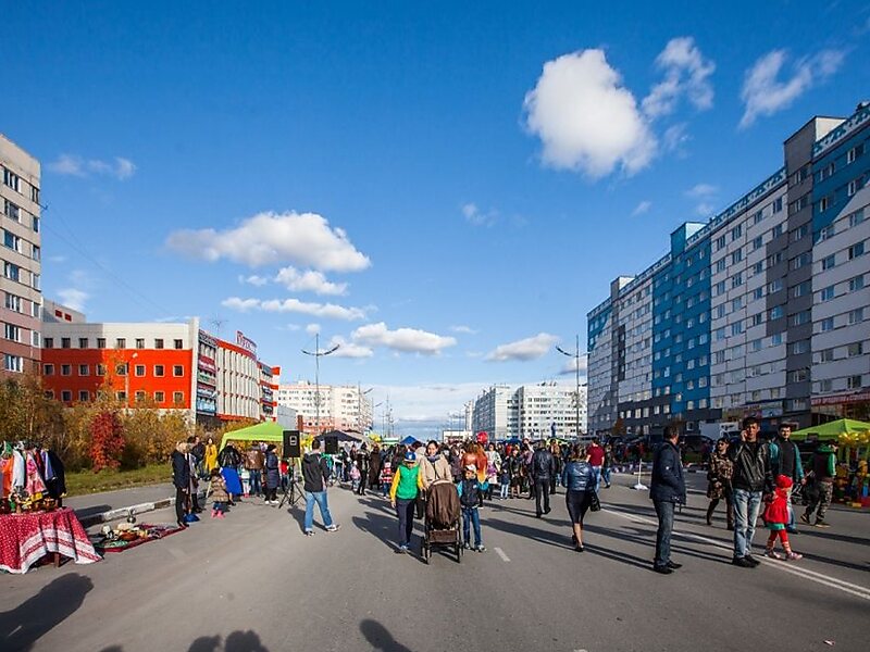 Kokrak uchlarini teshib qoygan fohishalar