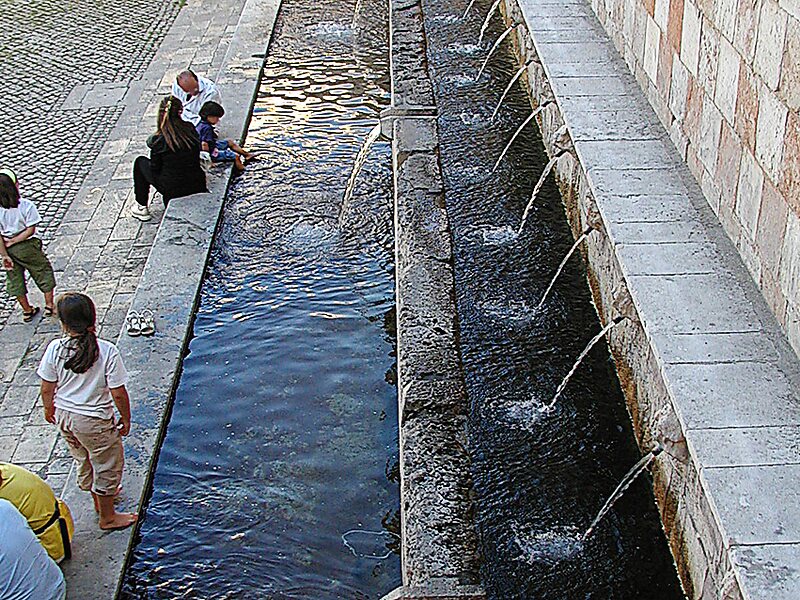 Fontana delle 99 cannelle