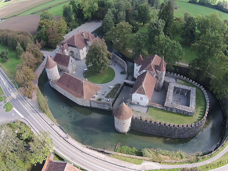 Hallwyl Castle in Lenzburg, Schweiz/Suisse/Svizzera/Svizra | Sygic Travel
