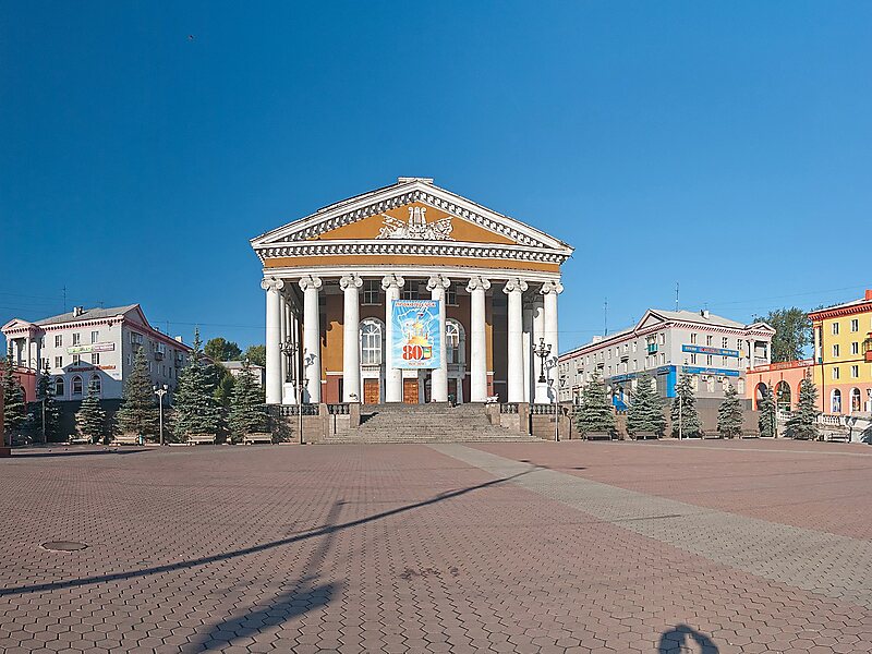 Прокопьевский театр. Г. Прокопьевск (Кемеровская область), Ռուսաստան. Прокопьевск центр города. Прокопьевск Театральная площадь. Прокопьевск Кемеровская область центр города.