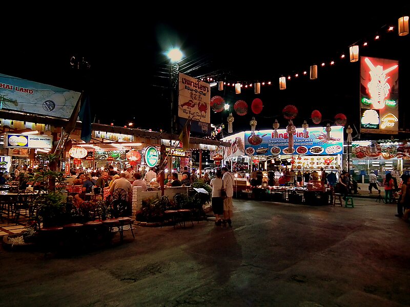 Chiang Mai, localizada no norte da Tailândia, é uma cidade rica em história, cultura e beleza natural. Conhecida por seus templos majestosos, festivais vibrantes e culinária deliciosa, Chiang Mai é um destino que encanta visitantes do mundo todo. A cidade oferece uma mistura perfeita de tradição e modernidade, com suas ruas históricas, mercados animados e paisagens deslumbrantes. Seja explorando a Cidade Antiga, participando de festivais como o Loi Krathong e Yi Peng, ou desfrutando de aventuras ao ar livre como caminhadas nas montanhas de Doi Inthanon, Chiang Mai proporciona experiências inesquecíveis. A gastronomia local, com pratos como Khao Soi e Sai Ua, é uma verdadeira celebração de sabores. Chiang Mai é, sem dúvida, um destino imperdível na Tailândia.