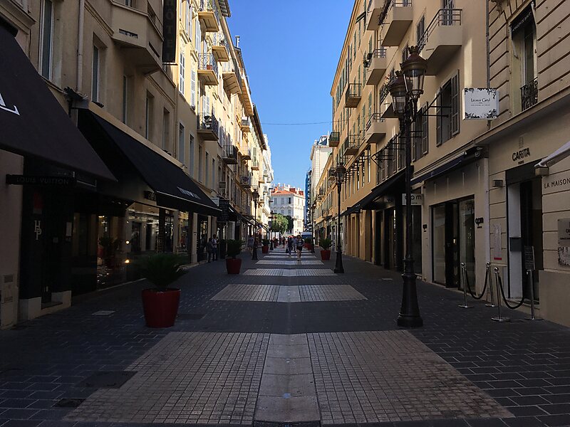 Paradis Street and Suède Avenue