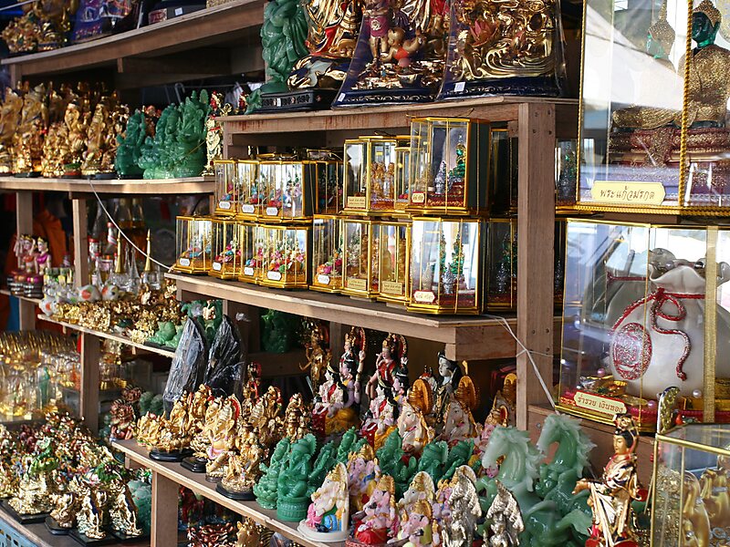 Tha Phra Chan Market - Amulets market