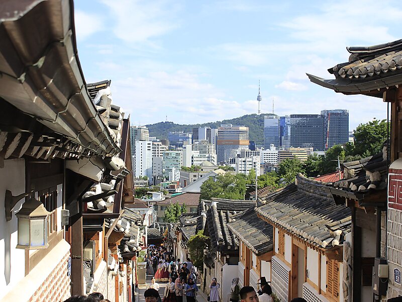 Bukchon Hanok Village in Jongno District, Seoul, Südkorea | Tripomatic